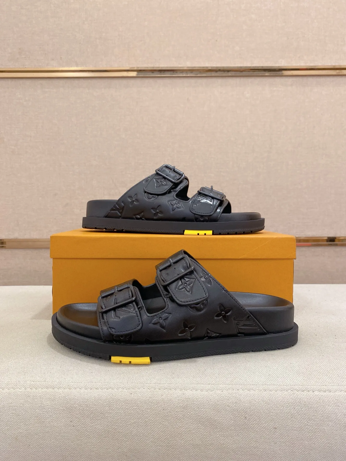 Factory price: 420💰Made by LV🔍Top purchasing agent. Men's spring and summer slippers are available at the same counter. The uppers are made of cowhide imported from Italy. High-quality craftsmanship, soles: original soles specially provided by the original factory, exclusive movable molded soles are super comfortable, original factory follow-up goods, 🔍🔍high quality, can be entered and exited the counter at will, welcome to compare, code number 38-44. Can be customized45